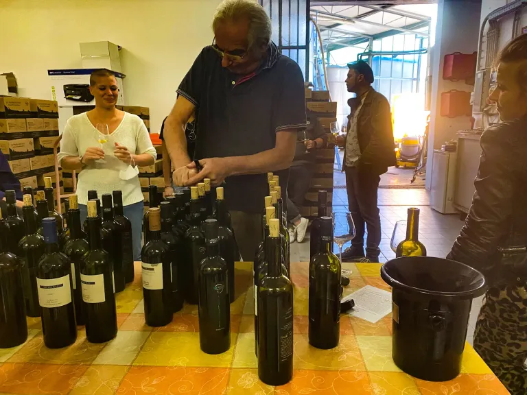 Fausto in degustazione vini alle Rocche del Gatto